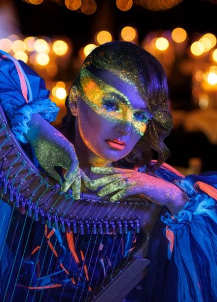 Арфа при свечах